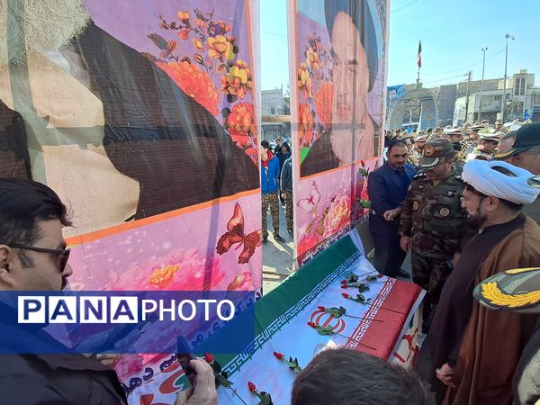 گلباران تمثال امام خمینی (ره) توسط دانش‌آموزان عجب‌شیر 