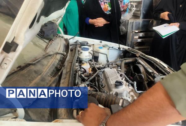 بانوان حاجی‌آباد در کارگاه تعمیرات ماشین