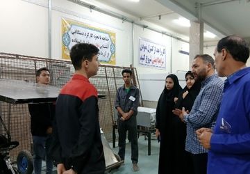 بازدید مسئولین آموزش‌ و پرورش ناحیه۱ از نمایشگاه دست‌سازه‌های هنرجویان هنرستان مهدیزاده 