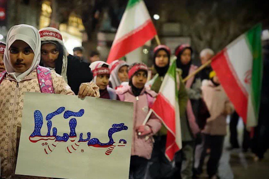 تجمع نوجوانان مریانج در یادبود شهدای مدرسه شجره طیبه میناب