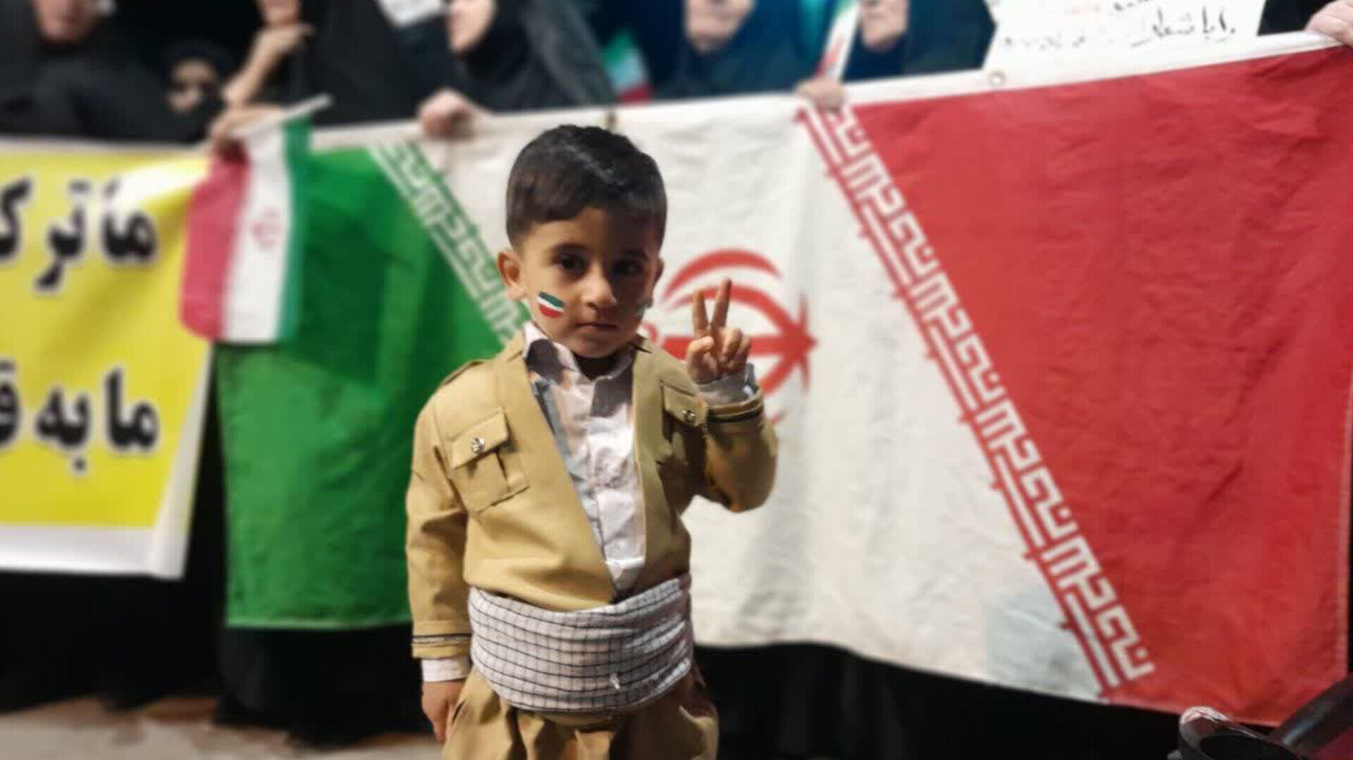 قلب‌های مردم به عشق وطن در  کوهدشت برای ایران، در هفتاد و هشتمین قرار شبانه
