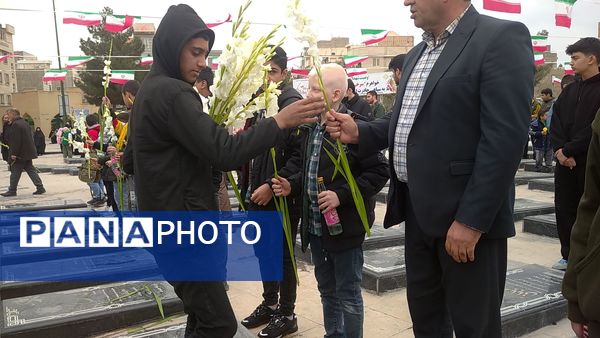مراسم عطرافشانی مزار شهدا با حضور پرشکوه نوجوانان دهه نودی