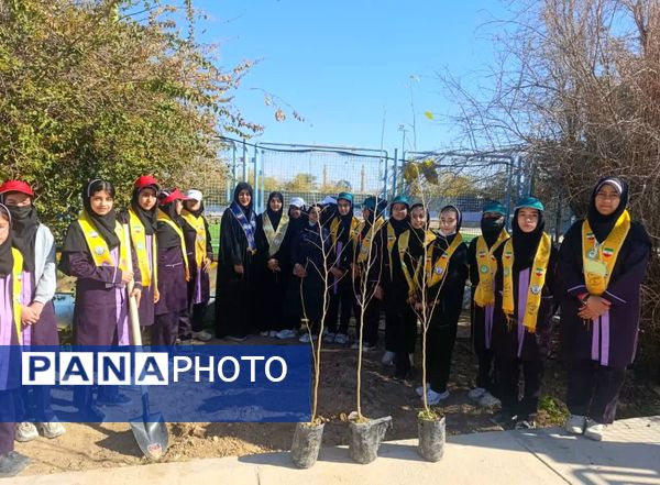 وقتی نهال‌ها هم انقلابی شدند؛ فجر در حیاط مدرسه ام‌البنین