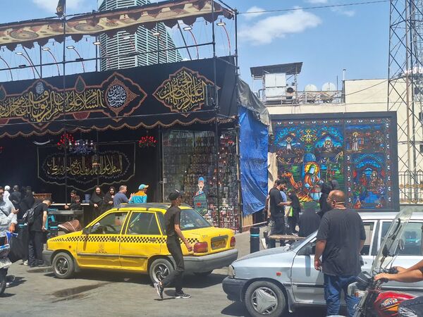 قدم‌هایی تا بهشت؛ جاماندگان اربعین در مشهد رهسپار حرم مطهر رضوی شدند