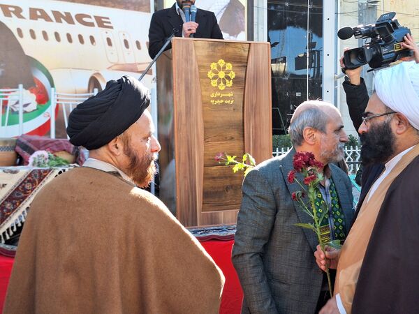 آیین گلباران تمثال امام خمینی(ره) در آغاز دهه فجر