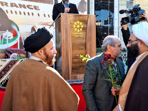 آیین گلباران تمثال امام خمینی(ره) در آغاز دهه فجر