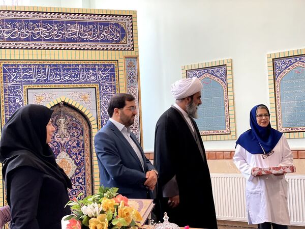 بازدید امام جمعه ملارد از نمایشگاه مشاغل هنرستان فنی و حرفه‌ای طوبی به مناسبت هفته سلامت و هفته معرفی مشاغل