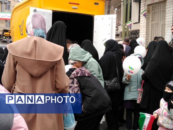 همگام با هم؛ مردم و دانش‌آموزان، شکوه جاودانه ۲۲ بهمن را فریاد می‌زنند