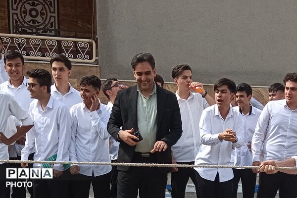 رقابت پرهیجان طناب‌کشی در بهارستان دو