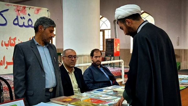 برگزاری نماز جمعه وحدت‌آفرین نظرآباد با رونمایی کتاب قرآنی و ارائه خدمات فرهنگی و معیشتی در مصلی نظرآباد