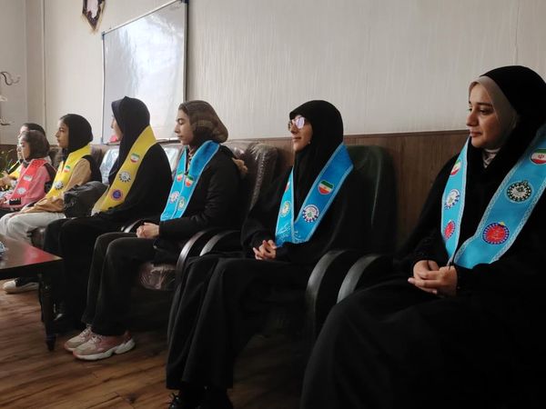 دیدار دانش‌آموزان پیشتاز با مدیر سازمان دانش‌آموزی خراسان رضوی