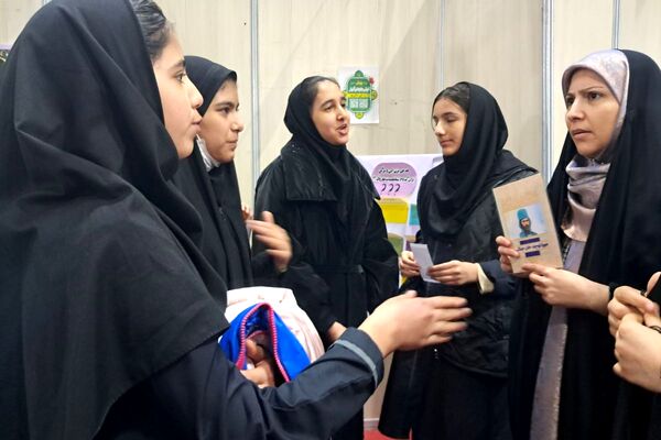 حضور دانش‌آموزان مدرسه طلیعه در نمایشگاه قرآن و عترت مجموعه ورزشی ایثار