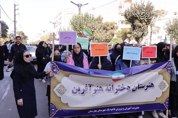 حضور پرشور دانش‌آموزان و مسئولین در راهپیمایی ۱۳ آبان در ناحیه یک بهارستان