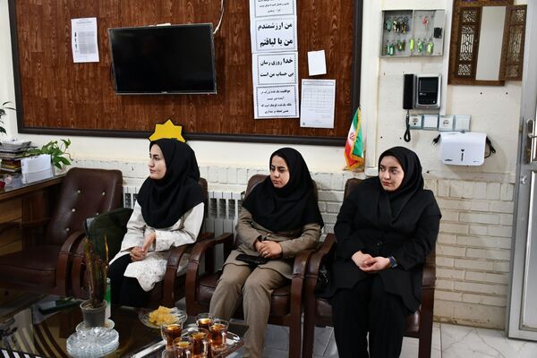 حضور امام جمعه، فرماندار و مدیر آموزش پرورش مه ولات در مدارس شهرستان