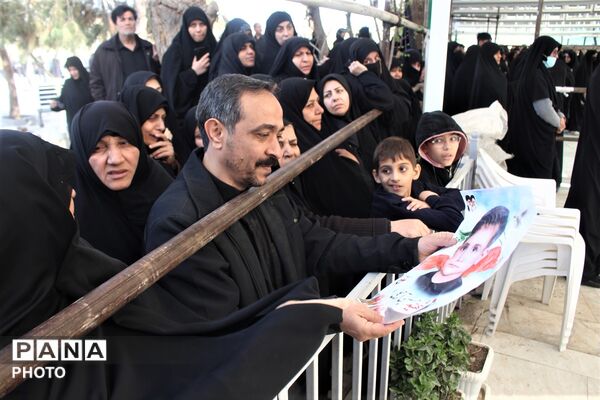 آیین خاکسپاری کودک شهید سه ساله جنگ رمضان در قم