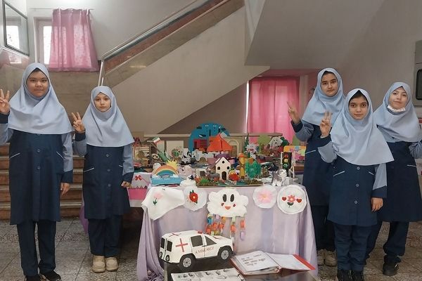 نمایشگاه دست سازه های دانش‌آموزی در دبستان شهید مجید مجیدی ناحیه دو شهرری 