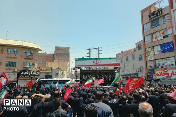 نماز ظهر عاشورا در میدان امام خامنه‌ای