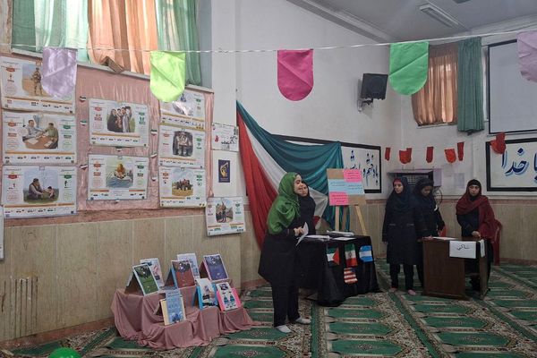 افتتاح نمایشگاه مدرسه انقلاب، کاری مشترک از دبیرستان ولیعصر (عج) و دبیرستان مهدیه ناحیه یک ری
