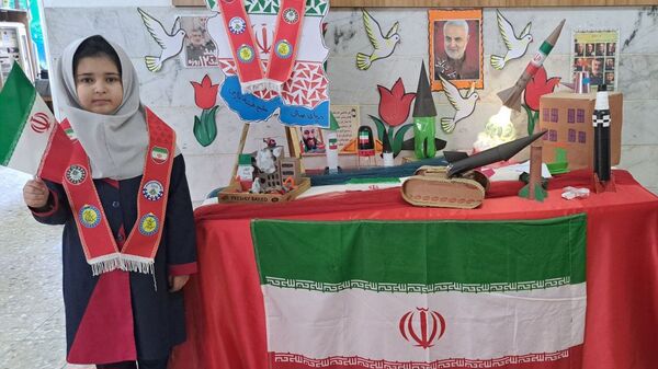 نمایشگاه ایران مقتدر در دبستان دخترانه فرهنگیان ۱
