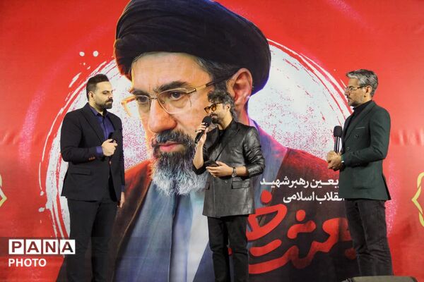 هنرمندان پای کار انقلاب