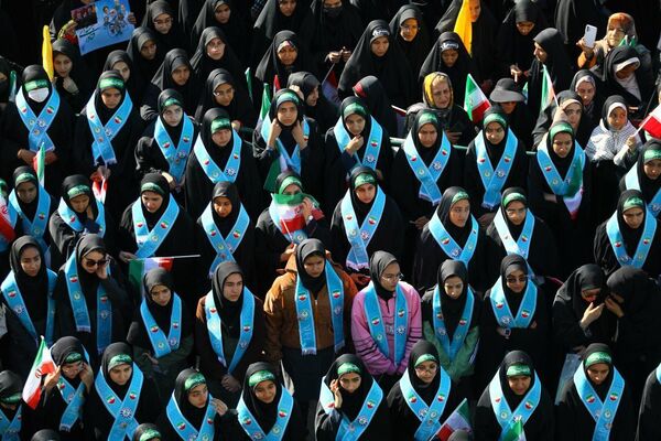 دانش آموزان و مسئولین در کنار یکدیگر، روز دانش‌آموز را رقم زدند