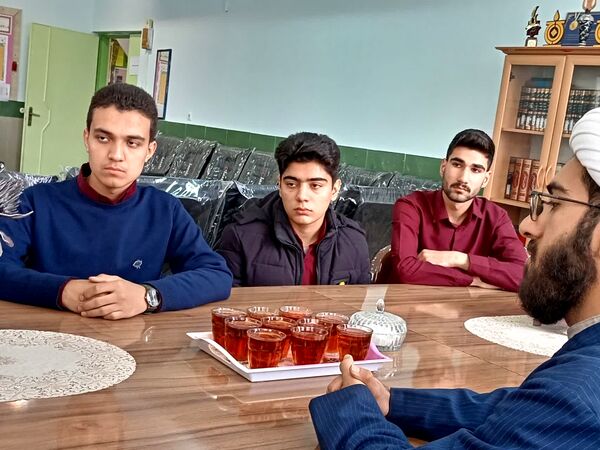 جلسه هم‌اندیشی اعضای شورای دانش‌آموزی دبیرستان نمونه آیت‌الله خامنه‌ای 