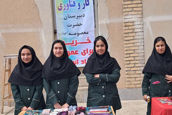 برگزاری بازارچه صنایع دستی و غذا در دبیرستان‌ حضرت‌ معصومه (س) شهرستان فیروزکوه