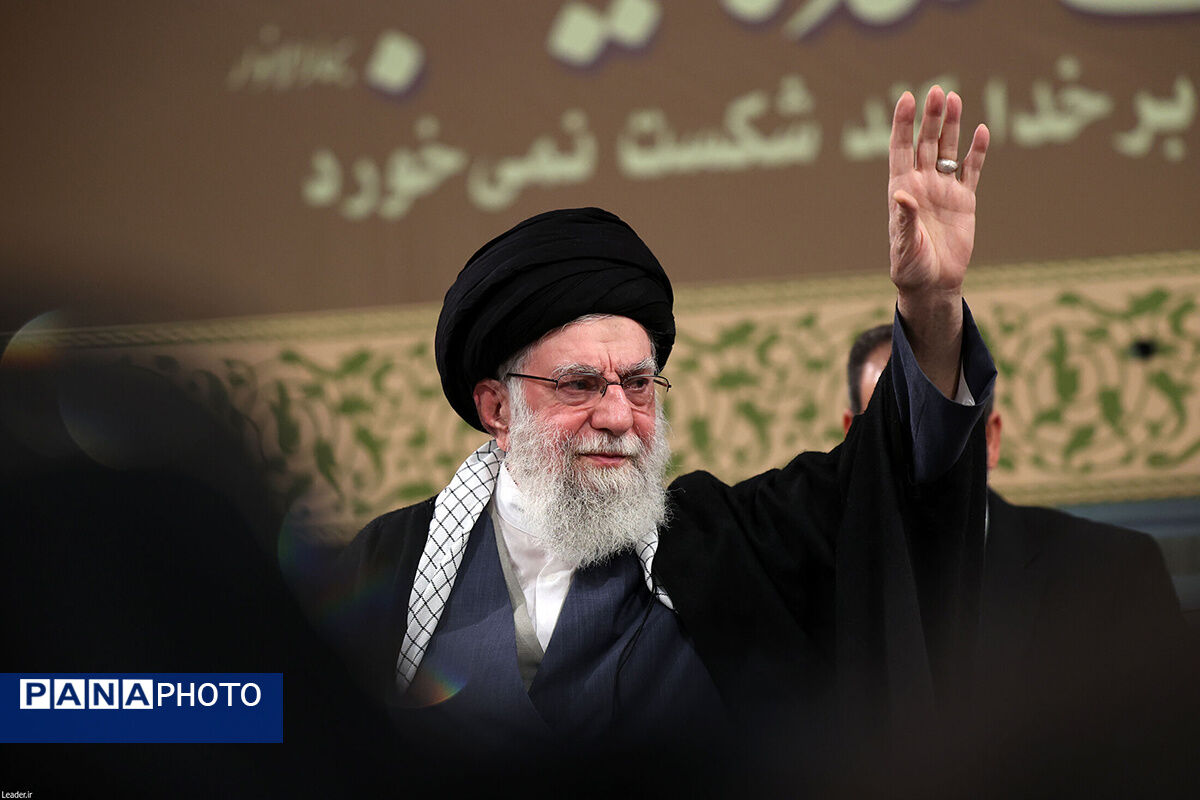 ملّت ایران، هویت خود را به رخ دشمنان کشید و این هشداری به سیاستمداران آمریکا بود