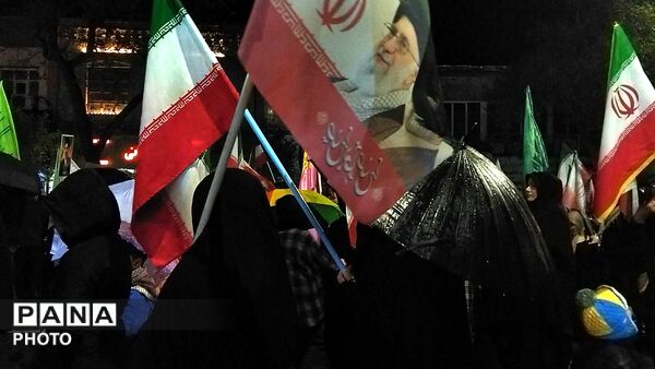 حضور وطن دوستان  نیشابوری زیر باران رحمت در سی و هشتمین شب از اجتماعات مردمی 
