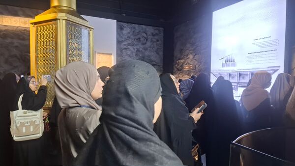 بازدید دانش‌آموزان کاروان عمره دختران از موزه مکه و مسیر تاریخی حدیبیه