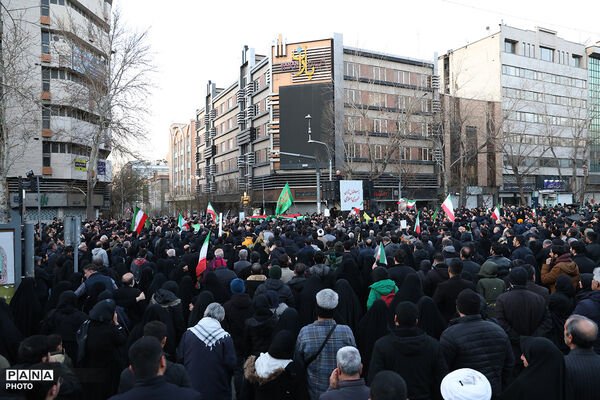 تجمع سوگواران رهبر شهید انقلاب در مقابل دانشگاه تهران