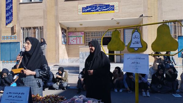 آیین نواختن زنگ انقلاب در دبیرستان حضرت معصومه(س) شهرستان خلیل‌آباد 