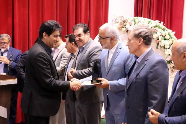 آیین سپاس معلم و تجلیل از معلمان نمونه ناحیه ۳ کرمانشاه