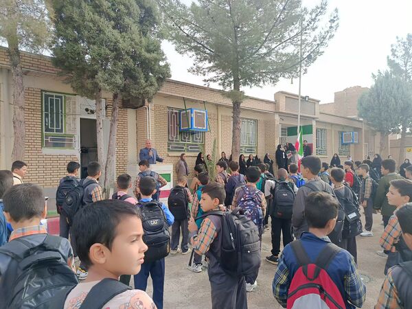 آغاز بازگشایی مدارس و شور و حال دانش آموزان دبستان شهید پسندیده فدافن در نخستین روز پاییز