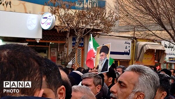 خروش مردم چهارمحال و‌بختیاری در میدان انقلاب شهرکرد