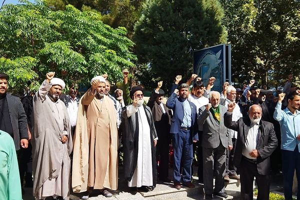 تجمع مردم ولایت مدار نیشابور در حمایت از غزه  در کنار مزار شهدا 