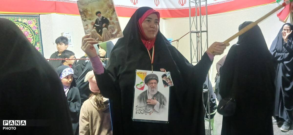 حضور شبانه شهروندان ساوجبلاغ در مسیر راهپیمایی شبانه