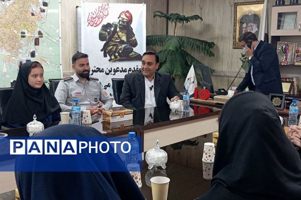 قدردانی دانش‌آموزان ورامینی از آتش‌نشانان در روز ملی آتش‌نشانی