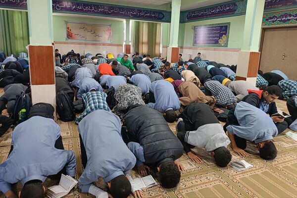 مراسم پرفیض زیارت عاشورا در دبیرستان‌ نمونه دولتی کاشانی‌پور فردیس