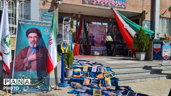 جشن «مهر عاطفه‌ها» در دبیرستان شاهد ریحانه