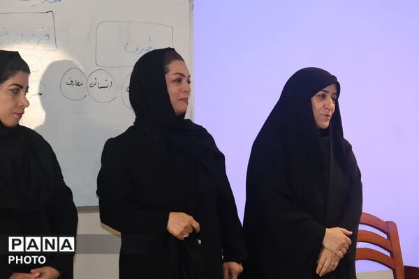 برپایی جلسه انجمن اولیا و مربیان در دبیرستان شهید بهشتی ناحیه دو شهرری 