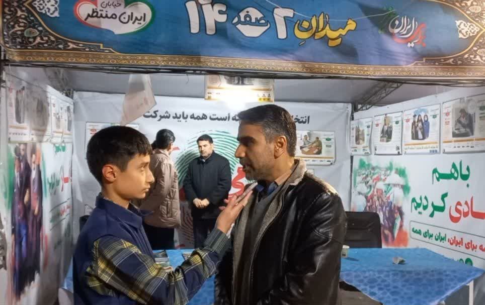 دانش‌آموزان در قرارگاه میدان ۱۴ صفر ۲ به تبیین دستاوردهای کشور می‌پردازند