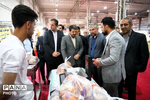 افتتاح نمایشگاه کالاهای اساسی استان در همدان