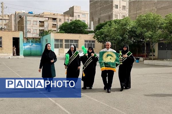 عطر حرم رضوی در رباط‌کریم پیچید؛ پرچم‌گردانی خادمان امام رضا (ع) در مدرسه شهید آقچه‌لو