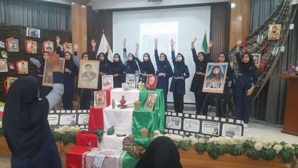بزرگداشت یادواره شهدا در ایام الله دهه فجر دبستان آرمیتا مصلی نژاد ناحیه هفت