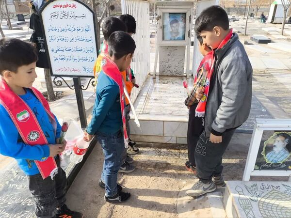 غبارروبی مزار شهدا توسط دانش‌آموزان دبستان شهید پسندیده فدافن