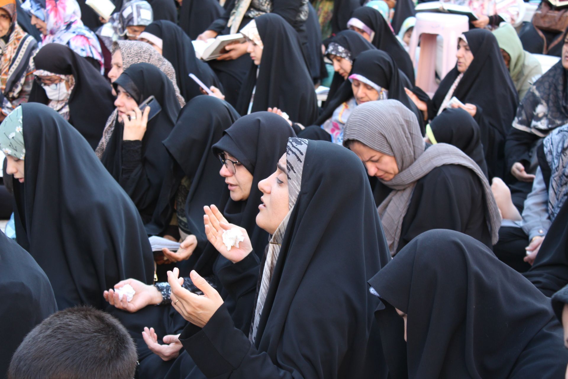 جمع خوانی دعای پرفیض عرفه در مسجد ثامن‌الحجج شاهین ویلا کرج