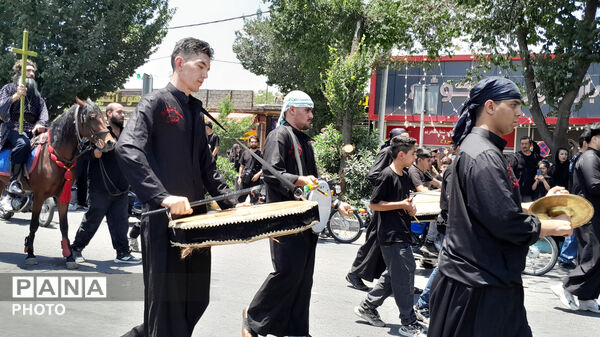 قافله عزاداری ظهر تاسوعا به یاد علمدار کربلا