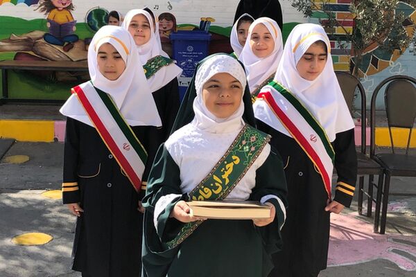 نواختن زنگ مصباح الهدی توسط مدیر آموزش و پرورش ناحیه 2 شهرری در دبستان طواف و معماریان 
