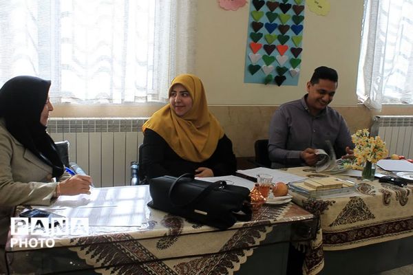 ارزیابی معلمان و انتخاب معلم نمونه در مدرسه دخترانه عارفین